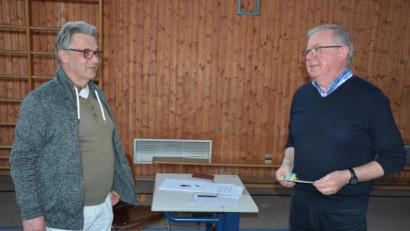 Bild: jr
Bürgermeister Ernst Neumann (rechts) dankte VG-Geschäftsleiter Klaus Schüßler für dessen unermüdlichen Einsatz in der Coronakrise mit einem Essensgutschein in einem Pechbrunner Landgasthof.