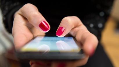 Bild: Sebastian Gollnow/dpa
Die App soll dabei helfen, möglichen Kontaktpersonen Corona-Infzierter nach zu verfolgen.