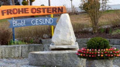 Bild: lgc
"Frohe Ostern" und außerdem "Bleibt GESUND" heißt es an diesem Osterbrunnen.