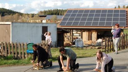 Bild: fjo
Ein "Ratschen" vor den Anwesen der Familien schweißte die Gemeinschaft im Waidhauser Hagendorf am Ostersamstag fest zusammen.