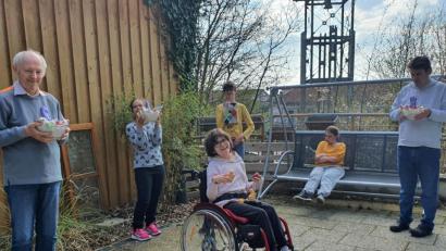 Bild: exb
Albert hat sein Nest schon gefunden, Vanessa freut sich riesig, Julian auch und Matthias (stehend von links) schaut interessiert hinein. Die größte Freude hat aber Annemarie (Mitte). Lediglich Karla (in der Schaukel) scheint von Ostern nicht inspiriert zu sein.