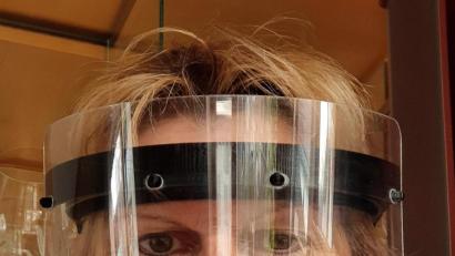 Bild: stg
Monika Kainz aus Immenreuth demonstriert, wie das "Face-Shield" aussieht.