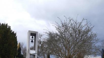 Bild: lep
Auf der Treppe zur evangelischen Johanniskirche hängen kleine Mutmacher zum Mitnehmen