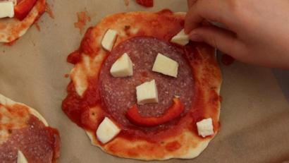 Bild: agentur_dpa
Wer will, kann seine Pizza natürlich auch mit lustigen Motiven belegen – wie auf diesem Bild.