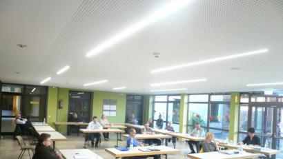 Bild: bey
Um nicht zu dicht zu sitzen, ist der Gemeinderat Luhe-Wildenau extra in die Grundschule in Luhe umgezogen