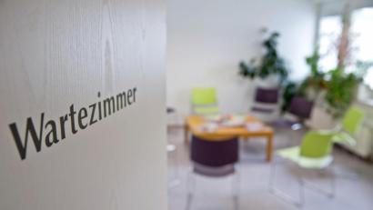 Bild: Daniel Karmann/dpa
Die Wartezimmer der Hausärzte sind derzeit nicht sonderlich gut gefüllt.