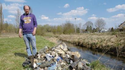 Bild: ge
Haufenweise holt Thorsten Schinke den Müll aus dem Rosenbach. Hauptsächlich sind es Flaschen und Dosen, aber auch viele Plastikteile.