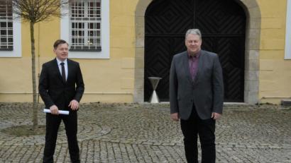 Bild: Martina Beierl/exb
Landrat Richard Reisinger (rechts) stattete dem neuen Leiter des Bergbau- und Industriemuseums Ostbayern (BIMO)/Kultur-Schloss Theuern, Dr. Martin Schreiner, zu dessen Jubiläum einen Besuch ab. Die Distanz täuscht, der Landrat und der Museumsleiter haben einen engen Draht zueinander, heißt es.