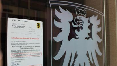Bild: ckl
Auch das Erbendorfer Rathaus ist für den Parteiverkehr wegen der Coronakrise geschlossen. Hinter der Eingangstür arbeiten die Beschäftigten der Verwaltung aber weiter.