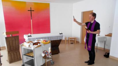 Bild: Agnes Jonas/exb
Stadtpfarrer Stefan Wagner nahm die Speisenweihe im Pflegeheim Refugium vor.