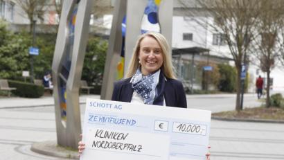 Bild: exb/Schott AG
Michaela Hutzler, Medizinische Direktorin der Kliniken Nordoberpfalz, freute sich über die 10.000-Euro-Spende.