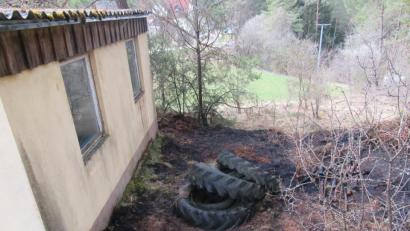 Bild: Polizei Amberg
Vermutlich haben Glasscherben, die in der Sonne lagen, Traktorreifen in Brand gesteckt.