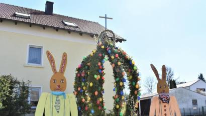Bild: rgr
Eine Osterhasen-Mama und einen -papa gibt es in Gößenreuth zu bewundern.