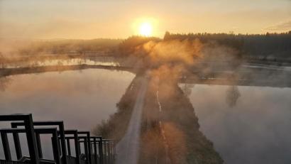 Bild: lnz
Sonnenstrahlen treffen auf Dunstschwaden: Blick auf den Sonnenaufgang von der Himmelsleiter in der Tirschenreuther Teichpfanne.