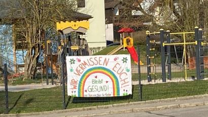 Bild: dob
Ein großes buntes Banner grüßt vom Zaun des Evangelischen Haus für Kinder Gottfried Sperl die Mädchen und Buben, die derzeit nicht in die Einrichtung kommen können. Das Team wusste sich zu helfen trotzdem mit den Kindern in Kontakt zu treten. Dahinter das verwaiste Spielgelände.