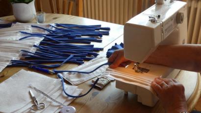 Bild: rn
Heimische Küchen werden zur Nähstube umfunktioniert. Viele Eschenbacherinnen erklären sich dazu bereit, Mund- und Nasen-Masken für Krankenhäuser und Pfegeeinrichtungen zu nähen.