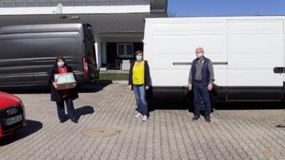 Bild: sei
350 Stück Mundschutzmasken und 40 Atemschutzmasken nahm stellvertretende Bürgermeisterin Rita Steiner (links) in Empfang. Horst Nitzl (rechts) und Andrea Maier (Mitte) unterstützen damit die Marktgemeinde.