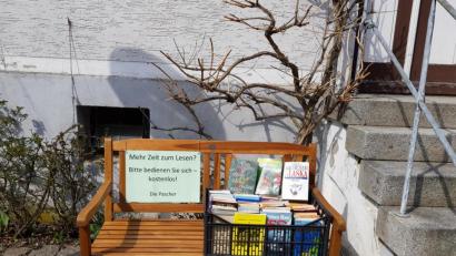 Bild: mmj
Die Bücher-Bank fällt in der Kirchstraße in Schönsee ins Auge.