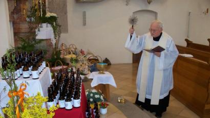 Bild: dob
Pfarrer Gerhard Schmidt segnete das Osterwasser und die Speisen, die Gläubige dazu in der Pfarrkirche abstellten.