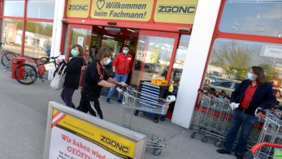 Bild: Herbert Pfarrhofer/dpa
Angestellte und Kunden stehen mit Mundschutz vor dem Eingang eines Baumarkts in Österreich. Nach vierwöchiger Schließung wegen der Coronakrise haben in dem Land wieder zahlreiche Geschäfte geöffnet.