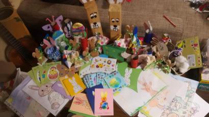 Bild: exb
Mähringer Kinder haben zahlreiche Ostergeschenke gebastelt, die an Senioren der Marktgemeinde verschenkt wurden.