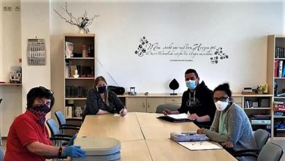 Bild: exb
Teambesprechung auf Abstand: Gerlinde Pfohl, Vanessa Heindl, Pflegedienstleiter Michael König und Stellvertreterin Daniela Wiesner (von links) bei der Erstellung des Dienstplans.