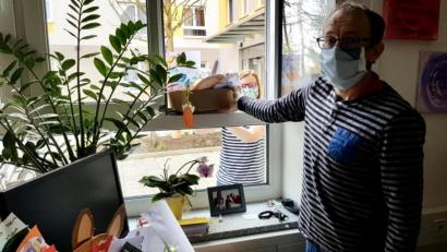 Bild: du
SPD-Chefin Nicole Bäumler übergibt an den Pflegedienstleiter des Seniorenwohnheims Konrad Nickl die Geschenke aus der Aktion „Kinder basteln für Senioren.“