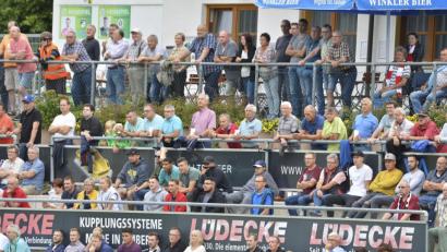 Bild: Ziegler
Viele Zuschauer, geringe Abstände: Dieses Bild, wie hier bei einem Bayernliga-Heimspiel der DJK Gebenbach, wird es so schnell auf den Fußballplätzen in der Region nicht geben. Der Amateurfußball und auch andere Sportarten wären bereits froh, wenn die Politik es ihnen ermöglichen würde, die Saison überhaupt zu Ende bringen könnten.