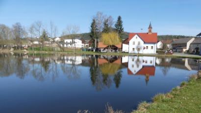 Bild: rn
Das Ufer des idyllischen Dorfweihers Filchendorf bleibt heuer am "Weißen Sonntag" leer. Die Eschenbacher Angelfreunde sagen das traditionelle "Anangeln" ab.