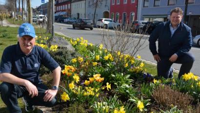 Bild: jr
Stadtgärtner Willi Kilian (links) hat mit seinem Team wieder für blütenreiche öffentliche Flächen in Mitterteich gesorgt. Zweiter Bürgermeister Stefan Grillmeier kündigte an, dass darauf auch künftig großer Wert gelegt werde.