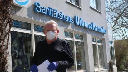 Bild: Kunz
Bernd Urban trägt eine der wenigen FFP-2,5-Masken. Der Geschäftsführer des Sanitätshauses fordert von der Staatsregierung einen gerechteren Verteilungsschlüssel an Schutzausrüstung.