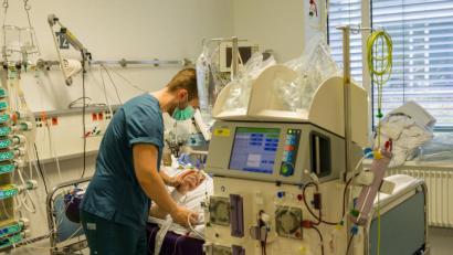 Bild: Peter Kneffel/dpa
Ein Pfleger kümmert sich um einen Patienten, der während seines Aufenthalt im Krankenhaus in einem Intensivzimmer an einem Beatmungsgerät und einem Dialysegerät hängt.