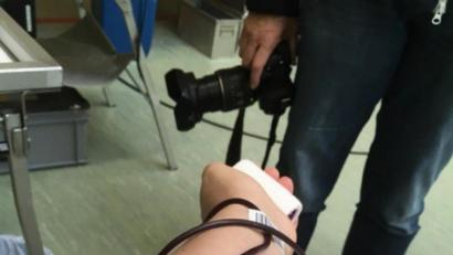 Bild: roa
Blutige Anfänger: Warum haben wir nicht schon viel früher so viele neue Dinge ausprobiert? Zum Beispiel Blutspenden. Der Arm gehört übrigens zur Redakteurin. Die zwei Beine der Fotografin Petra Hartl.