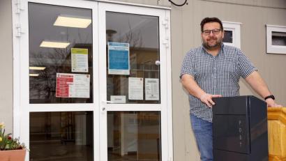 Bild: bkr
Die Ärmel noch weiter hochkrempeln muss Thomas Kaufmann als Erster Bürgermeister. Die Herausforderungen sind groß, besonders auch was das zukünftige Rathaus betrifft. Im Container, auf dessen Eingangstreppe er steht, wird er zunächst sein Amt ausüben.