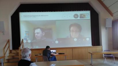 Bild: ld
Per Videokonferenz wurde im Mehrzwecksaal über das weitere Vorgehen bezüglich der Sommerlounge diskutiert. Die Vorsitzende des Fördervereins Fichtelgebirge, Sybille Kießling (auf der Leinwand rechts), leitete das Gespräch.