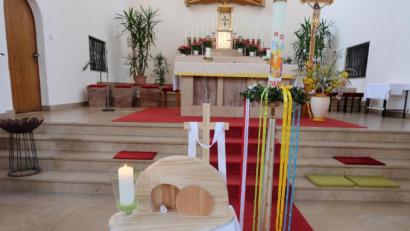 Bild: ohr
In der St.- Barbara – Kirche Stulln symbolisiert eine Auferstehungskrippe die Grabstätte mit weggewälztem Stein und Leinentuch sowie dem Auferstehungskreuz die Osterbotschaft. Die Schrifttafel linkerhand mit dem Leitthema „Licht Christi“ enthält die Botschaft :„Christus ist glorreich vom Tod auferstanden. Sein Licht vertreibt das Dunkel der Herzen, was uns Angst macht und dunkel erscheint“.