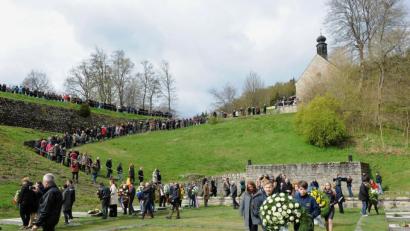 Bild: exb/Claude Olivier 
Ein langer Zug ins Tal des Todes zur Kranzniederlegung kennzeichnet seit Jahren den Sonntag des letzten oder vorletzten April-Wochenendes in der KZ-Gedenkstätte Flossenbürg. Das Coronavirus verhindert dies 2020. Doch ein alternatives Format des Gedenkens gewinnt gerade immer mehr Zuspruch.