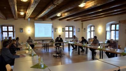 Bild: bö
Im Bürgersaal des Rathauses war der Marktgemeinderat in Hohenburg zur 51. und zugleich auch letzten Sitzung der Legislaturperiode zusammengekommen. Themen waren in Hohenburg die Gemeindefinanzen und die Forcierung der Weitersanierung von Gemeindeverbindungsstraßen.