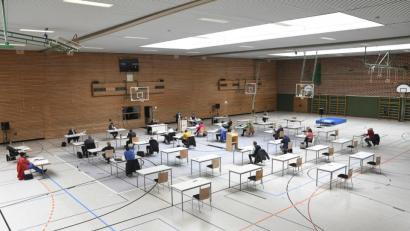 Bild: Petra Hartl
Das Szenario hat ein bisschen etwas von einer Abiturprüfung. Die Tische in der Krötensee-Turnhalle, an denen die Stadträte am Dienstagnachmittag Platz nahmen, stehen etwa eineinhalb Meter auseinander. Damit sollte gewährleistet werden, dass die stadtpolitische Arbeit auch in Zeiten der Coronapandemie fortgeführt werden kann.