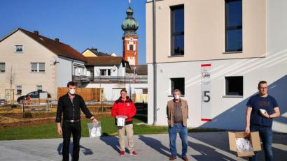 Bild: gz
Die Pflegedienstleiterin Gloria Godlewski (Zweite von links) dankte im Namen ihres Teams den BaS-Vertretern (von links) Fabian Bauriedl, Ludwig Bauriedl und Christian Schmucker für die Mund-Nasen-Masken mit dem schützenden FFP2-Vlies.