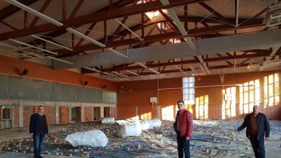 Bild: ck
Die Sanierung der Dreifachturnhalle in Vohenstrauß hat begonnen. Bis zum November müssen die Sportler nun den Handwerkern den Vortritt lassen. Bürgermeister Andreas Wutzlhofer, Markus Wildenauer vom Bauamt der Stadt und Außendienstleiter Karl Frey (von links) machen sich ein Bild von den Abbrucharbeiten.