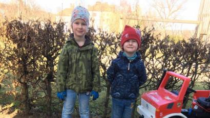 Bild: Martina Schicker/exb
Tim (6 Jahre, links) und Jonas (4) mit ihrer „Beute“ nach der in Eigeninitiative gestarteten „Ramadama“-Aktion am Stationsweg.