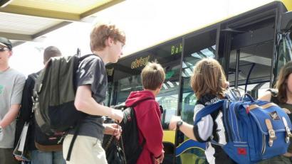 Archivbild: htl
Mit der Einführung des neuen Tickets zum 1. August und der damit verbundenen Tarifermäßigung im Ausbildungstarif will der Landkreis Schwandorf ein Zeichen setzen, um insbesondere junge Leute für den ÖPNV zu gewinnen.