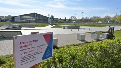 Bild: ref
Alle Freizeit- und Sporteinrichtungen in Bayern sind derzeit geschlossen. Etlichen Vereinen entstehen dadurch zum Teil größere Schäden, weil sie Platzwarte oder Greenkeeper wie beim Golf bezahlen müssen, die Mitglieder aber nicht auf die Anlagen dürfen. In einigen Vereinen geht die Angst um, Mitglieder könnten deswegen bereits gezahlte Beiträge zurückfordern – ein heikles Thema.