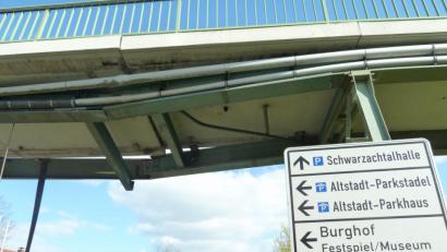 Bild: Portner
Das Licht fällt durch die verschobene Betonplatte des Eisernen Stegs über die Konrad-Adenauer-Straße in Neunburg vorm Wald. Ein Baggerarm war 50 Zentimeter höher als das Brückenbauwerk und blieb beim Durchfahren hängen.