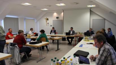 Bild: pko
Im Schulungsraum der Feuerwehr war ausreichend Platz, damit die Stadträte den geforderten Mindestabstand einhalten konnten.