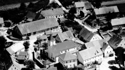 Archivbild: akp
Der quadratische Bau südlich der Kirche ist das erste Schulhaus von Gleiritsch, das 1840 erbaut wurde. Später diente es als Lehrerwohnung. Hier erblickte Siegfried Schriml am 14. März 1927 das Licht der Welt.