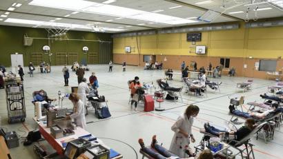 Bild: Petra Hartl
Abstand halten ist derzeit die Devise - auch beim Blutspenden. Zwischen 14 und 20 Uhr lassen 230 Menschen 115 Liter Blut in der Turnhalle. Das entspricht etwa der durchschnittlichen Füllung einer kleinen Badewanne.