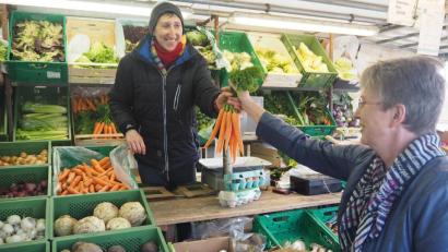Bild: bl
Umweltfreundlich einkaufen: Hauswirtschaftsdirektorin Elisabeth Beer (rechts) ist beeindruckt vom Gemüsestand in Nabburg, wo am Donnerstagnachmittag Karotten und Kraut ganz ohne Plastik direkt im Einkaufskorb landen. Das ist vielen Kunden von Verkäuferin Christine Hoch wichtig.