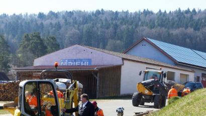 Bild: jp
Die Bauarbeiten für die rund 45 km neuen Glasfaserleitungen, die in Kastl im Zug des Höfebonus für kleinere Ortschaften und Weiler verlegt werden, haben begonnen. Bürgermeister Stefan Braun (Mitte) erkundigt sich bei den Bauarbeitern immer wieder nach dem Fortschritt und eventuell auftretenden Schwierigkeiten.